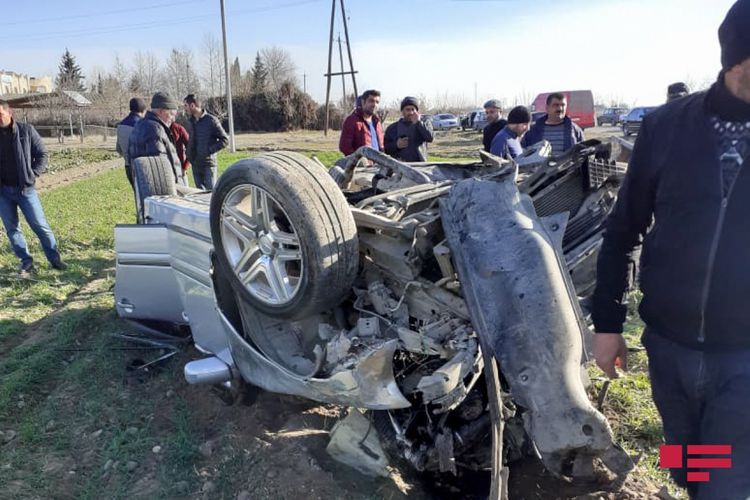 В Агджабеди перевернулся автомобиль, один из двух братьев погиб - ФОТО