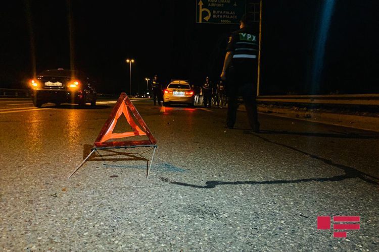 В Баку автомобиль сбил мальчика