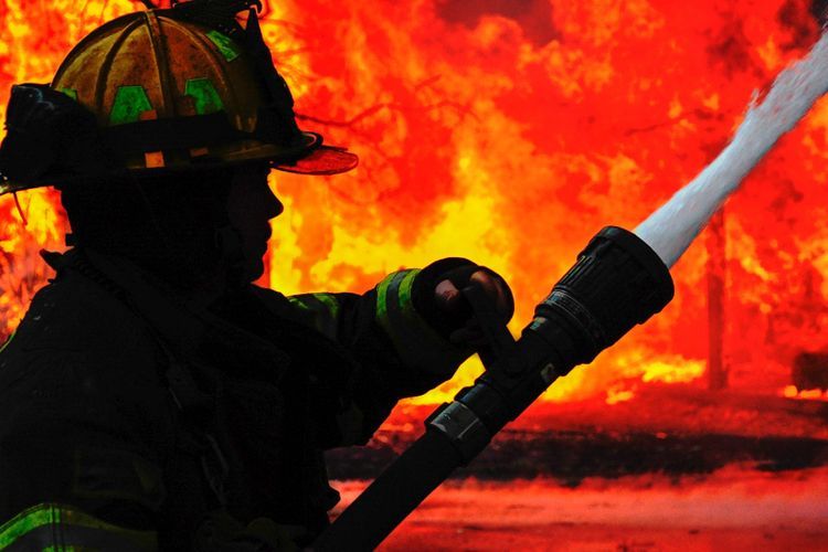 При пожаре в жилом комплексе в Баку пострадали 5 человек