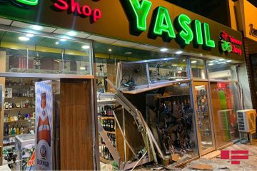 В Баку пьяный водитель протаранил виноводочный магазин  - ФОТО