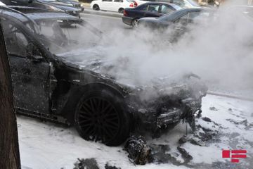 В Баку сгорел автомобиль - ВИДЕО - ФОТО