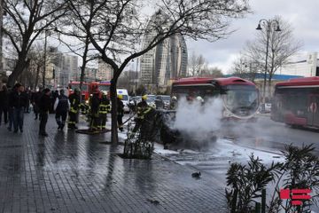 В Баку сгорел автомобиль - ВИДЕО - ФОТО