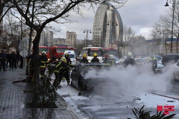 В Баку сгорел автомобиль - ВИДЕО - ФОТО