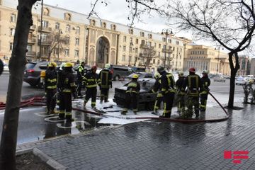 В Баку сгорел автомобиль - ВИДЕО - ФОТО
