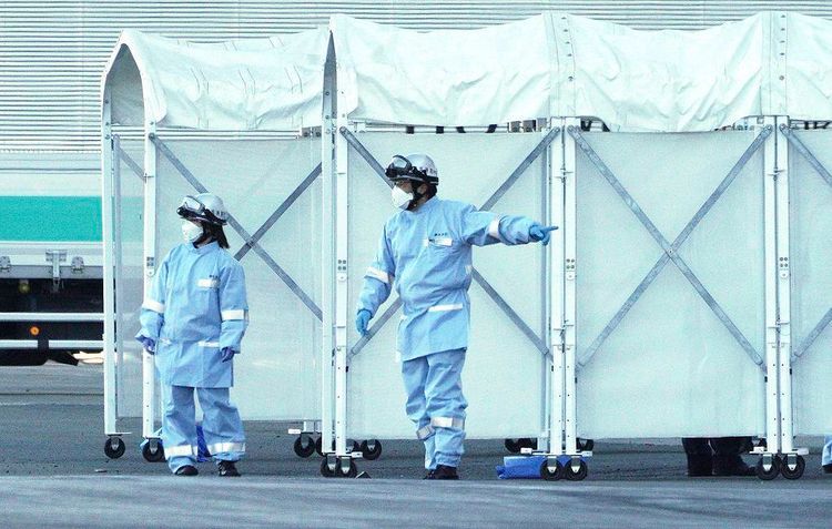 В Китае число жертв коронавируса достигло 908 человек