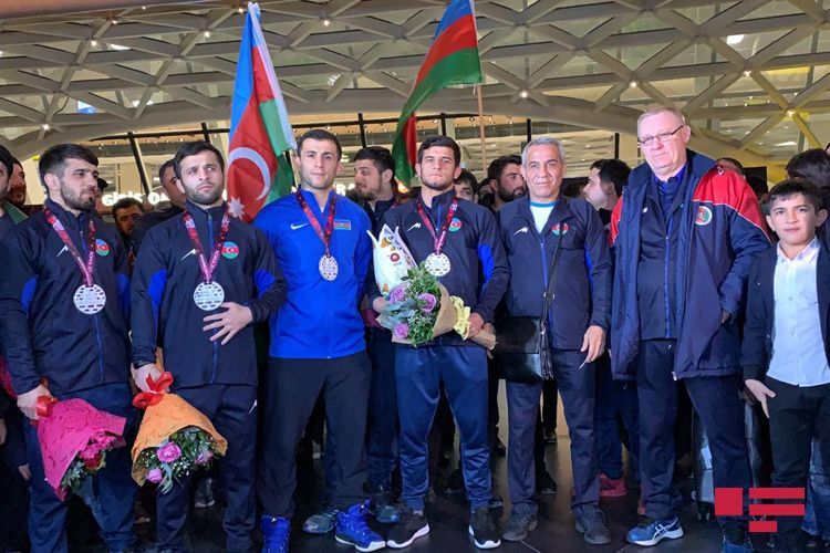 Сборная Азербайджана по греко-римской борьбе вернулась на Родину - ФОТО