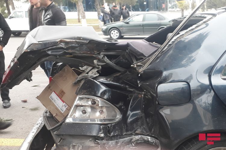 В Сумгайыте легковой автомобиль врезался в дерево 