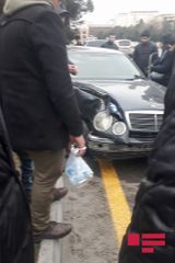 В Сумгайыте легковой автомобиль врезался в дерево 
