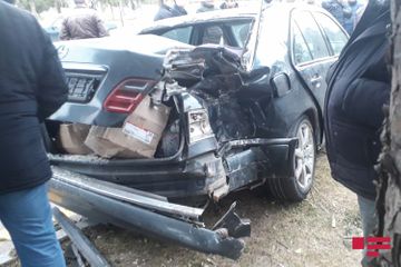 В Сумгайыте легковой автомобиль врезался в дерево 