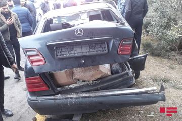 В Сумгайыте легковой автомобиль врезался в дерево 