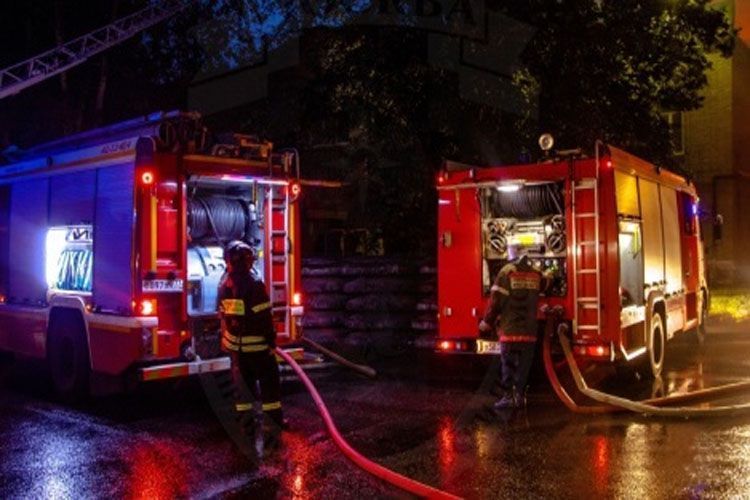 Пожар в многоэтажном здании в Баку потушен - ФОТО - ОБНОВЛЕНО