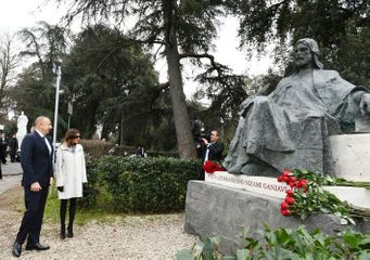 Президент Ильхам Алиев посетил в Риме памятник Низами Гянджеви