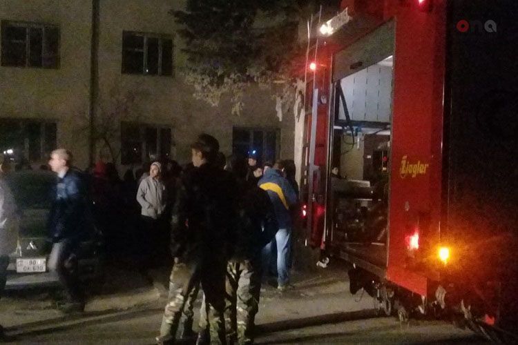 В Агстафе произошел пожар в нескольких магазинах