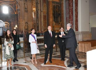 Президент Ильхам Алиев и первая леди Мехрибан Алиева ознакомились с Сикстинской капеллой и Собором Святого Петра в Ватикане