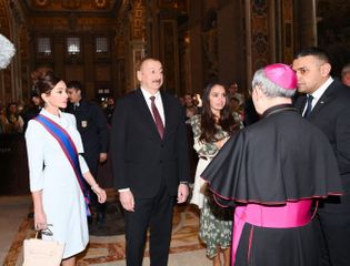 Президент Ильхам Алиев и первая леди Мехрибан Алиева ознакомились с Сикстинской капеллой и Собором Святого Петра в Ватикане