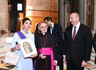Президент Ильхам Алиев и первая леди Мехрибан Алиева ознакомились с Сикстинской капеллой и Собором Святого Петра в Ватикане