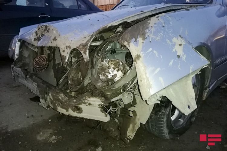 В Баку автомобиль врезался в разделитель дороги, есть погибший