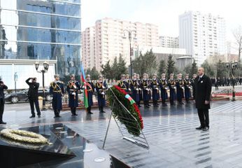 Президент Ильхам Алиев посетил памятник жертвам Ходжалинской трагедии - ОБНОВЛЕНО