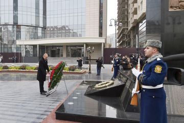 Президент Ильхам Алиев посетил памятник жертвам Ходжалинской трагедии - ОБНОВЛЕНО