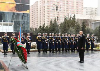 Президент Ильхам Алиев посетил памятник жертвам Ходжалинской трагедии - ОБНОВЛЕНО