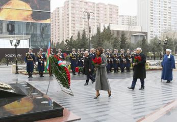 Президент Ильхам Алиев посетил памятник жертвам Ходжалинской трагедии - ОБНОВЛЕНО
