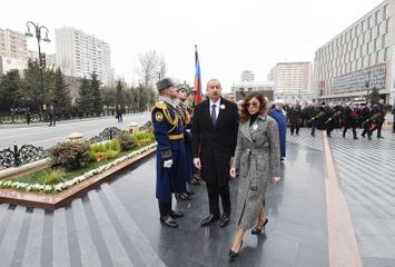 Президент Ильхам Алиев посетил памятник жертвам Ходжалинской трагедии - ОБНОВЛЕНО