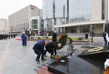 Президент Ильхам Алиев посетил памятник жертвам Ходжалинской трагедии - ОБНОВЛЕНО