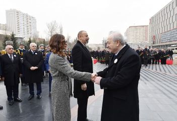 Президент Ильхам Алиев посетил памятник жертвам Ходжалинской трагедии - ОБНОВЛЕНО