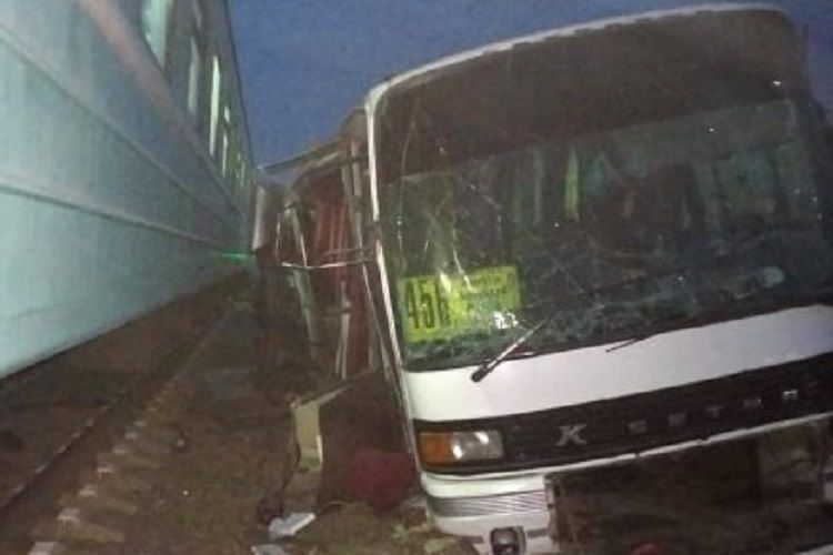 Число погибших при столкновении поезда с автобусом в Пакистане возросло до 30 - ОБНОВЛЕНО