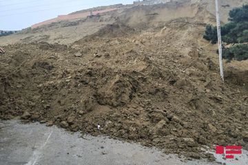 В Падамдаре вновь сошел оползень, закрыта дорога - ОБНОВЛЕНО-1 - ФОТО