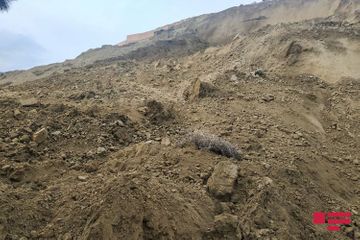 В Падамдаре вновь сошел оползень, закрыта дорога - ОБНОВЛЕНО-1 - ФОТО