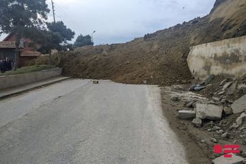 В Падамдаре вновь сошел оползень, закрыта дорога - ОБНОВЛЕНО-1 - ФОТО