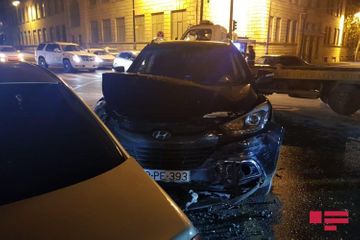 В Баку на перекрестке столкнулись три автомобиля –  ФОТО