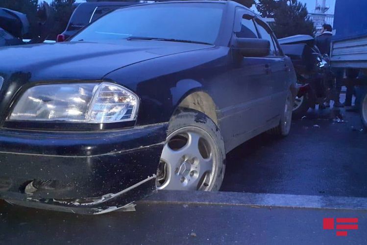В Баку потерявший управление автомобиль врезался в 4 машины  - ФОТО