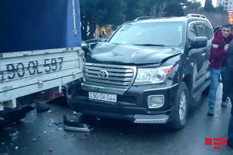 В Баку потерявший управление автомобиль врезался в 4 машины  - ФОТО