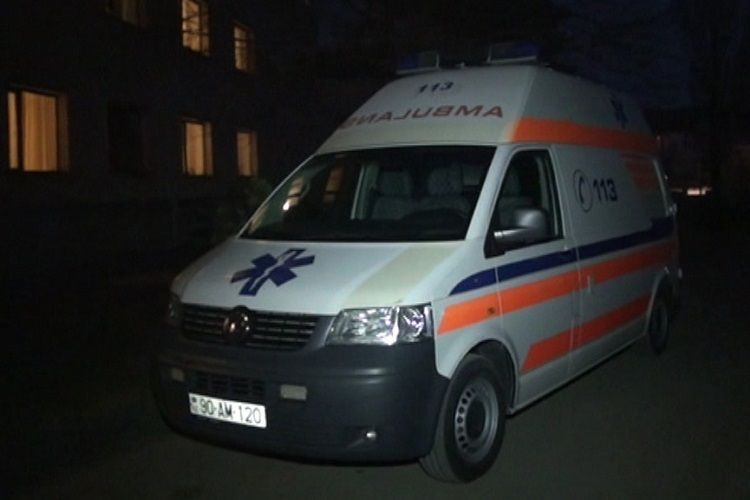 В Мингячевире мужчина ранил ножом супругу