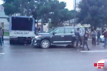 В Баку потерявший управление автомобиль врезался в 4 машины  - ФОТО
