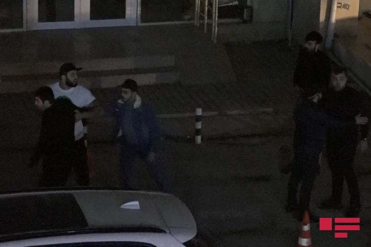 В Баку посетитель ресторана набросился с ножом на других гостей - ФОТО