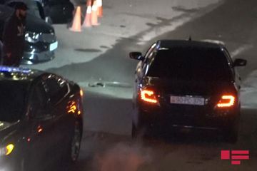 В Баку посетитель ресторана набросился с ножом на других гостей - ФОТО