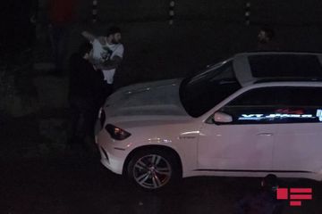 В Баку посетитель ресторана набросился с ножом на других гостей - ФОТО