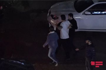 В Баку посетитель ресторана набросился с ножом на других гостей - ФОТО