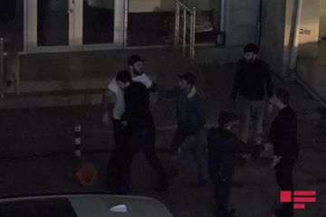 В Баку посетитель ресторана набросился с ножом на других гостей - ФОТО