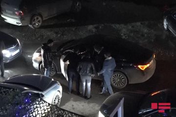 В Баку посетитель ресторана набросился с ножом на других гостей - ФОТО