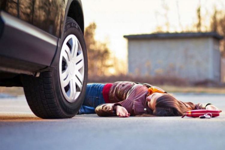В Хырдалане автомобиль сбил 2 девочек