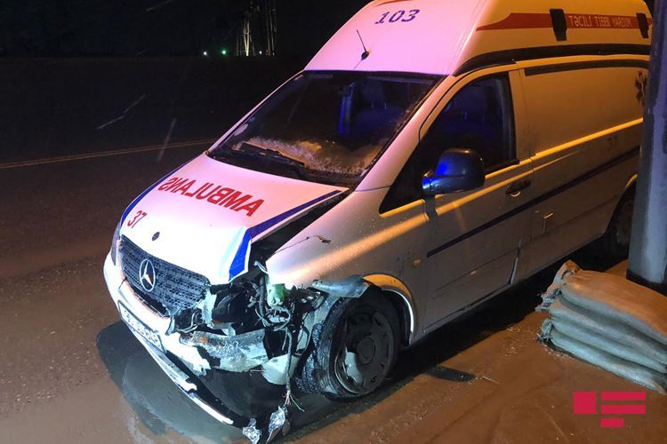 В Баку карета скорой помощи попала в ДТП, пострадали врачи - ФОТО