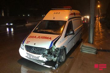 В Баку карета скорой помощи попала в ДТП, пострадали врачи - ФОТО
