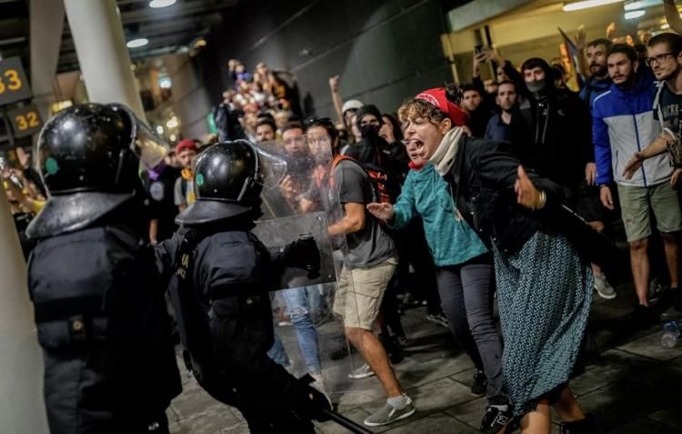 Каталонские радикалы устроили беспорядки в Барселоне