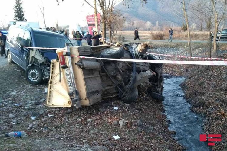 В Гахе легковой автомобиль столкнулся с микроавтобусом, есть погибший - ФОТО