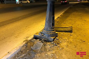 В Баку ВАЗ-2107 врезался в фонарный столб  - ФОТО