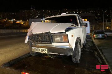 В Баку ВАЗ-2107 врезался в фонарный столб  - ФОТО